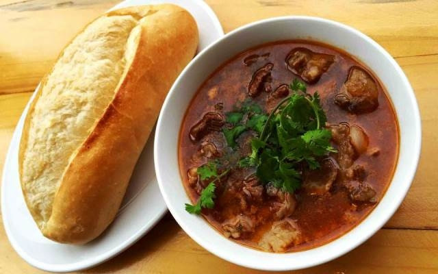 Pan con salsa de vino, especialidad de gastronomía de Hanoi ảnh 1 Pan con salsa de vino, especialidad de gastronomía de Hanoi ảnh 1