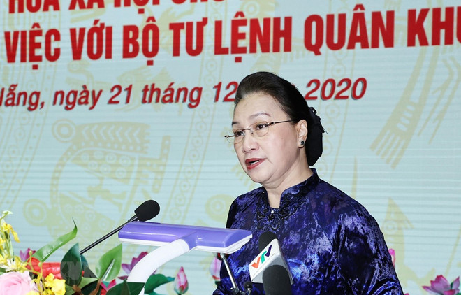 Presidenta del Parlamento de Vietnam visita Comando de quinta zona militar ảnh 1 Presidenta del Parlamento de Vietnam visita Comando de quinta zona militar ảnh 1