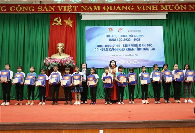 Otorgan becas a alumnos con dificultades económicas en provincia vietnamita ảnh 1 Otorgan becas a alumnos con dificultades económicas en provincia vietnamita ảnh 1