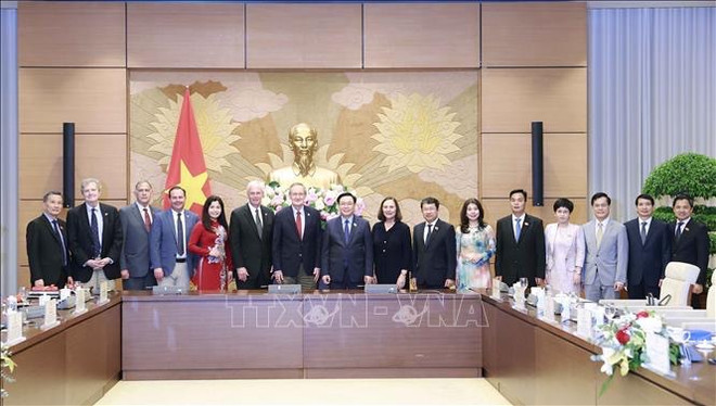 Presidente parlamentario de Vietnam recibe a delegación de congresistas estadounidenses ảnh 2 Presidente parlamentario de Vietnam recibe a delegación de congresistas estadounidenses ảnh 2