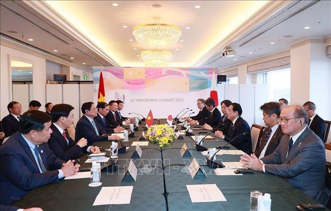 Premier vietnamita se entrevista con su homólogo japonés ảnh 2 Premier vietnamita se entrevista con su homólogo japonés ảnh 2