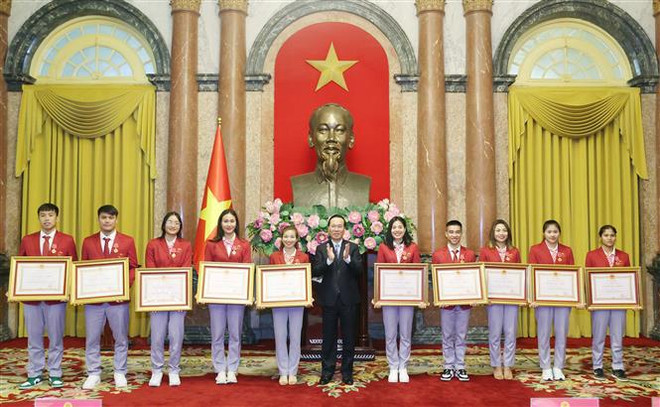 Presidente vietnamita se reúne con atletas destacados en SEA Games 32 ảnh 3 Presidente vietnamita se reúne con atletas destacados en SEA Games 32 ảnh 3