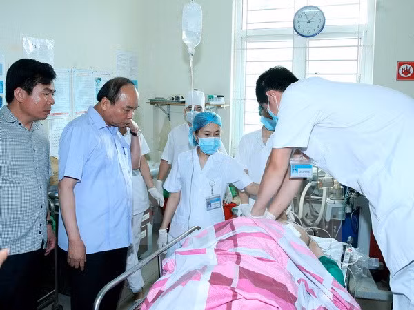 Premier dirige solución del ataque con arma contra altos funcionarios de Yen Bai ảnh 1