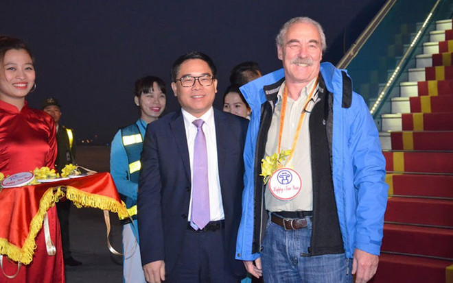 El primer turista en llegar a Hanoi es de Alemania ảnh 1