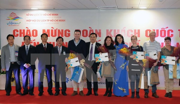 Ciudad Ho Chi Minh acoge a primeros visitantes extranjeros en 2017 ảnh 1 Ciudad Ho Chi Minh acoge a primeros visitantes extranjeros en 2017 ảnh 1