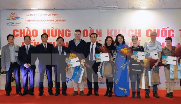 Ciudad Ho Chi Minh acoge a primeros visitantes extranjeros en 2017 ảnh 1