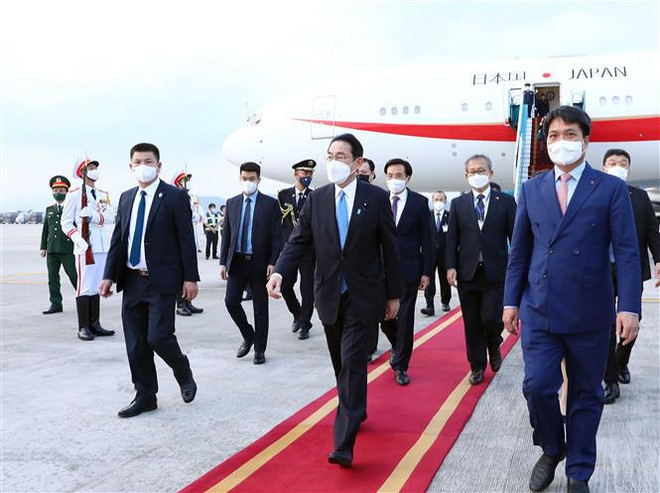 Inicia primer ministro de Japón visita oficial a Vietnam ảnh 1