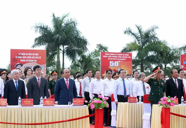 Presidente de Vietnam asiste al izamiento con motivo de reunificación nacional ảnh 3 Presidente de Vietnam asiste al izamiento con motivo de reunificación nacional ảnh 3