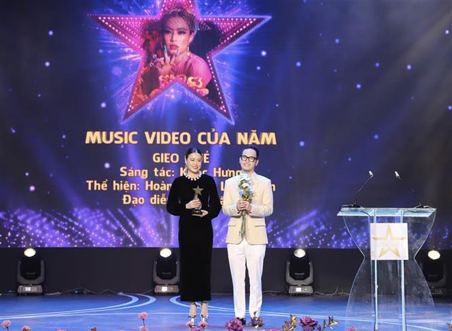 Premios “Dedicación” 2023 honran a artistas musicales y deportistas vietnamitas ảnh 2