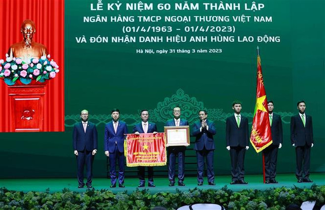 Premier vietnamita pide a Vietcombank promover papel rector en sector bancario ảnh 2 Premier vietnamita pide a Vietcombank promover papel rector en sector bancario ảnh 2