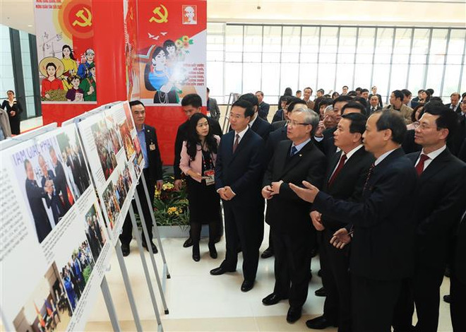 Celebran en Hanoi exposición fotográfica en saludo a XIII Congreso Nacional del Partido Comunista de Vietnam ảnh 1 Celebran en Hanoi exposición fotográfica en saludo a XIII Congreso Nacional del Partido Comunista de Vietnam ảnh 1