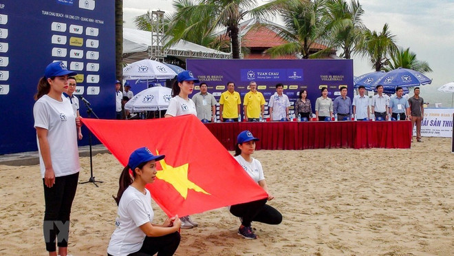[Fotos] Inician en Ha Long Torneo Femenino Mundial de Voleibol de Playa ảnh 1
