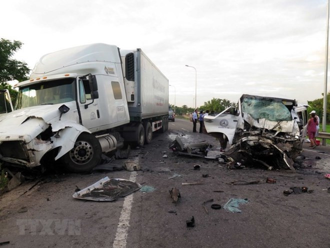 Al menos 13 personas murieron en accidente vial en provincia de Vietnam ảnh 1 Al menos 13 personas murieron en accidente vial en provincia de Vietnam ảnh 1