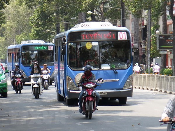 Hanoi pondrá en operación a partir de mañana autobuses con combustible limpio ảnh 1