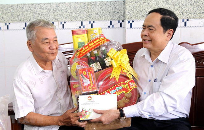 Obsequian dirigentes vietnamitas regalos del Tet a personas desfavorecidas ảnh 1 Obsequian dirigentes vietnamitas regalos del Tet a personas desfavorecidas ảnh 1