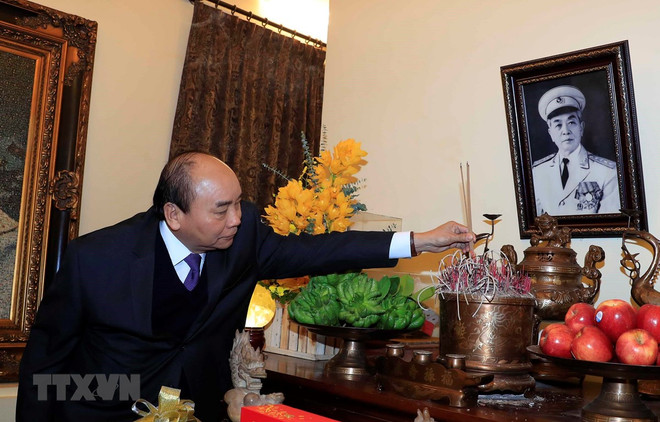 Premier de Vietnam rinde tributo a extintos dirigentes del país en ocasión del Tet ảnh 1 Premier de Vietnam rinde tributo a extintos dirigentes del país en ocasión del Tet ảnh 1