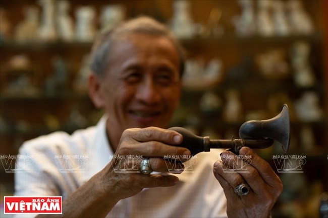 Anciano vietnamita y su pasión por coleccionar antiguas campanas ảnh 1