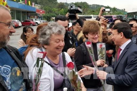 Quang Ninh da bienvenida a los primeros visitantes extranjeros del Año Nuevo Lunar ảnh 1 Quang Ninh da bienvenida a los primeros visitantes extranjeros del Año Nuevo Lunar ảnh 1