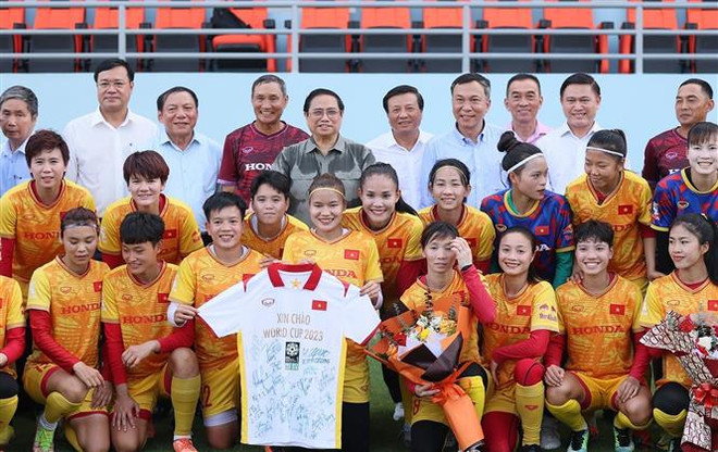 Premier vietnamita alienta a selección nacional de fútbol femenino ảnh 1 Premier vietnamita alienta a selección nacional de fútbol femenino ảnh 1