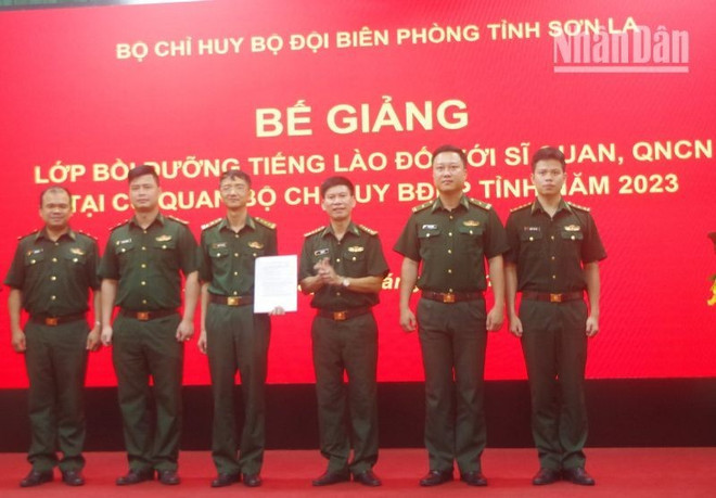 Concluye curso de idioma laosiano para oficiales y soldados guardafronteras en Son La ảnh 1 Concluye curso de idioma laosiano para oficiales y soldados guardafronteras en Son La ảnh 1