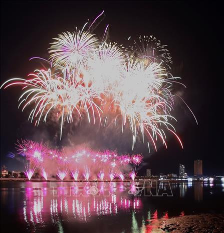 Equipo francés gana el Festival Internacional de Fuegos Artificiales de Da Nang 2023 ảnh 4