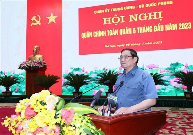 Premier vietnamita alaba aportes del Ejército al desarrollo nacional ảnh 2