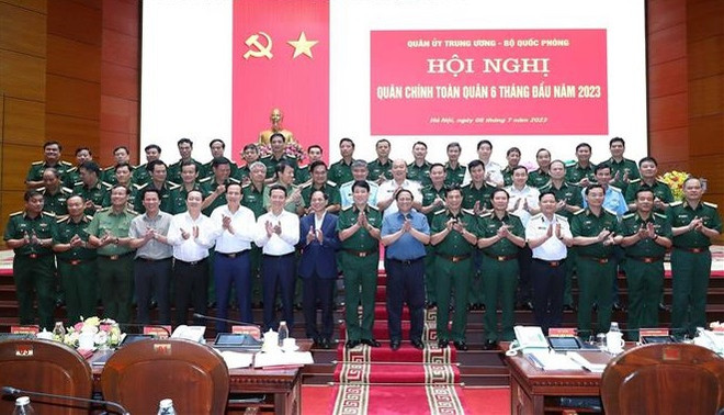 Premier vietnamita alaba aportes del Ejército al desarrollo nacional ảnh 1