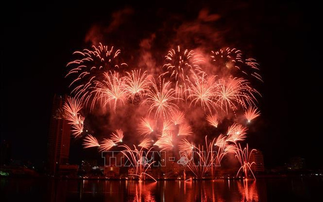 Festival Internacional de Fuegos Artificiales de Da Nang 2023: Listo para la noche final ảnh 2 Festival Internacional de Fuegos Artificiales de Da Nang 2023: Listo para la noche final ảnh 2