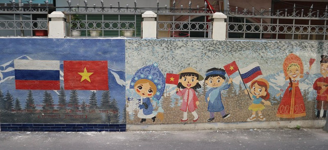 Mural de mosaico cerámico presenta cultura rusa a los vietnamitas ảnh 1 Mural de mosaico cerámico presenta cultura rusa a los vietnamitas ảnh 1