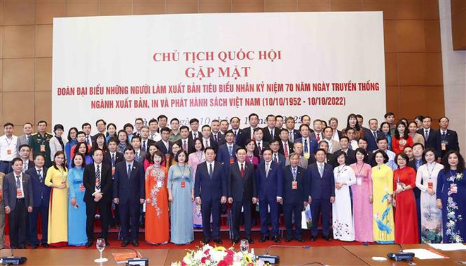 Presidente del Legislativo vietnamita se reúne con destacados editores ảnh 2 Presidente del Legislativo vietnamita se reúne con destacados editores ảnh 2