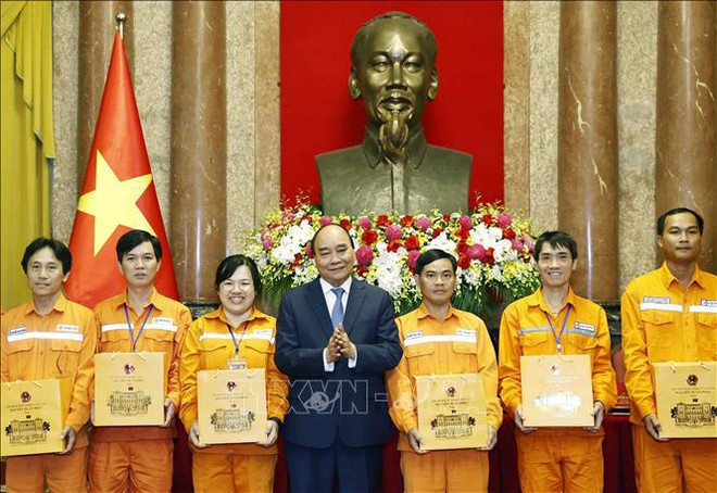 Presidente vietnamita se reúne con excelentes trabajadores de sector electricidad ảnh 1 Presidente vietnamita se reúne con excelentes trabajadores de sector electricidad ảnh 1