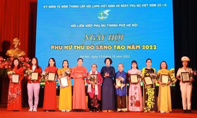 Homenaje a 10 mujeres ejemplares de Hanoi en 2022 ảnh 2