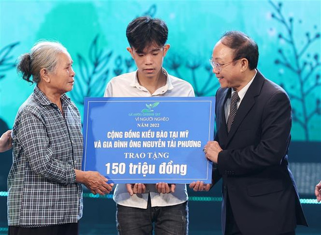 Premier vietnamita asiste al programa “Unir manos por los pobres” ảnh 2 Premier vietnamita asiste al programa “Unir manos por los pobres” ảnh 2