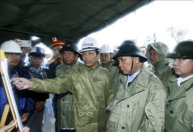 Presidente inspecciona labores para superar secuelas de tormentas e inundaciones en Da Nang ảnh 1 Presidente inspecciona labores para superar secuelas de tormentas e inundaciones en Da Nang ảnh 1