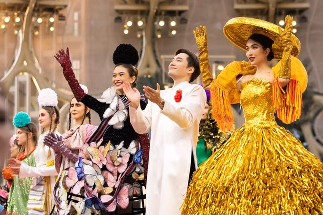 Desfiles de moda destaca valores culturales tradicionales y artísticos ảnh 1 Desfiles de moda destaca valores culturales tradicionales y artísticos ảnh 1
