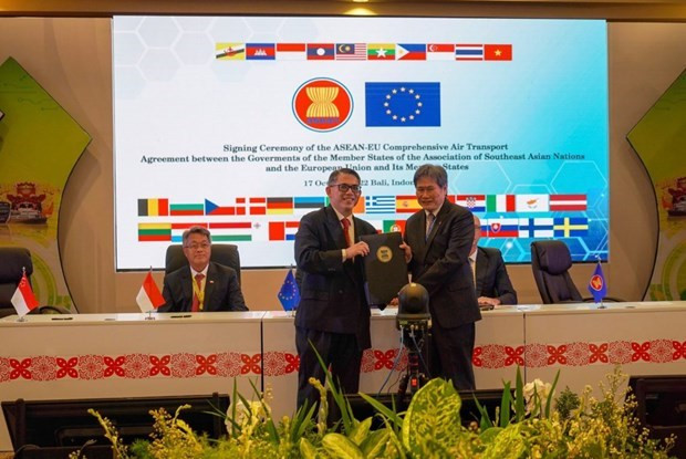 ASEAN y UE firman primer acuerdo de transporte aéreo de bloque a bloque del mundo ảnh 1