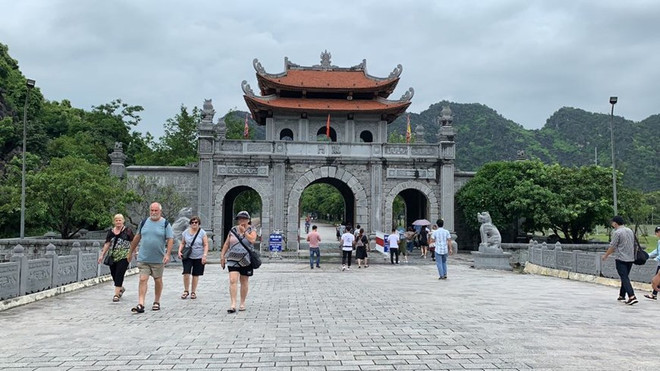 Crucero francés lleva a turistas extranjeros a la provincia de Thua Thien-Hue ảnh 1 Crucero francés lleva a turistas extranjeros a la provincia de Thua Thien-Hue ảnh 1
