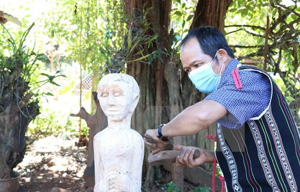 Conservan estatuas de madera de Altiplanicie Occidental de Vietnam ảnh 1