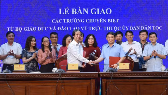 Entregan escuelas a Comité de Asuntos Étnicos de Vietnam ảnh 1 Entregan escuelas a Comité de Asuntos Étnicos de Vietnam ảnh 1