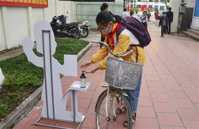 Estudiantes de 52 localidades vietnamitas vuelven a las aulas tras restricciones por el COVID-19 ảnh 1 Estudiantes de 52 localidades vietnamitas vuelven a las aulas tras restricciones por el COVID-19 ảnh 1