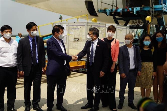 Llega a Vietnam primer lote de vacunas contra el COVID-19 ảnh 2 Llega a Vietnam primer lote de vacunas contra el COVID-19 ảnh 2