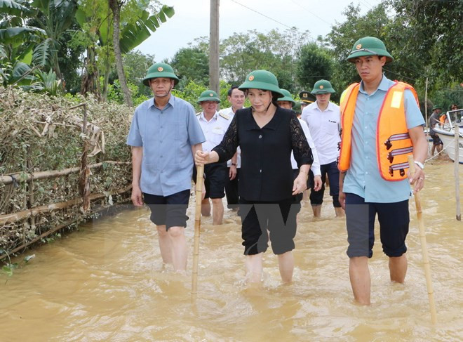 Vietnamitas juntan manos para ayudar a compatriotas afectadas por inundaciones ảnh 1 Vietnamitas juntan manos para ayudar a compatriotas afectadas por inundaciones ảnh 1