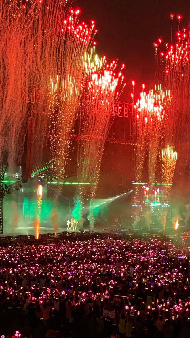 BlackPink conquista a miles de fanáticos en la primera noche de Born Pink en Hanoi ảnh 2 BlackPink conquista a miles de fanáticos en la primera noche de Born Pink en Hanoi ảnh 2