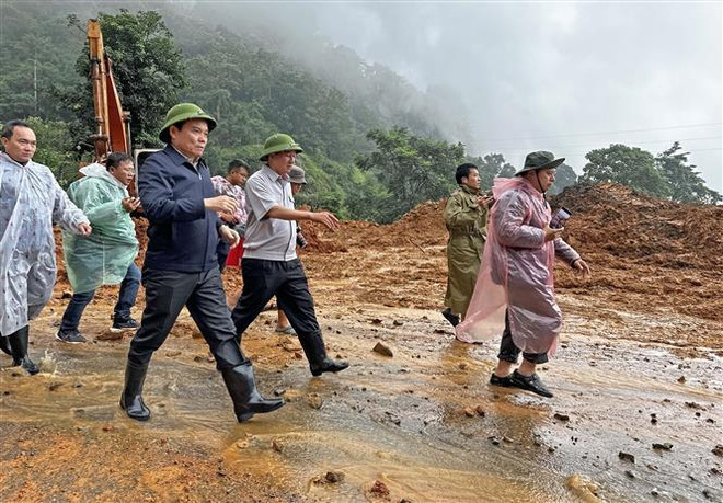 Viceprimer ministro inspecciona escenario de incidente en Lam Dong ảnh 1 Viceprimer ministro inspecciona escenario de incidente en Lam Dong ảnh 1