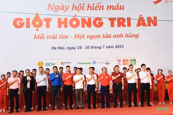Celebran programa de donación voluntaria de sangre en Hanoi ảnh 1