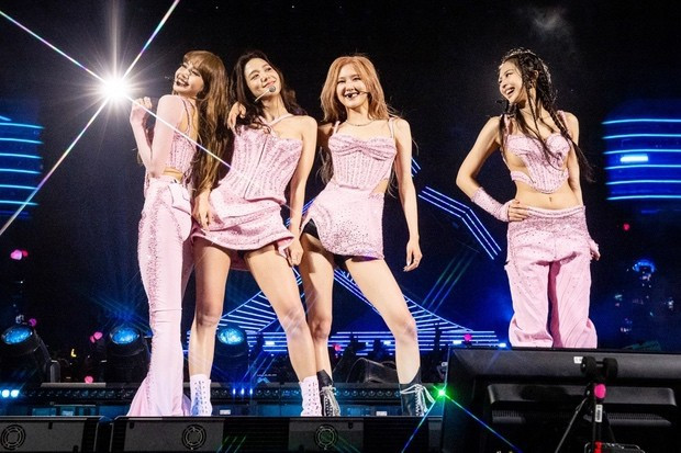 BlackPink conquista a miles de fanáticos en la primera noche de Born Pink en Hanoi ảnh 6 BlackPink conquista a miles de fanáticos en la primera noche de Born Pink en Hanoi ảnh 6