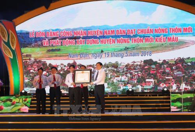 Tierra natal del Presidente Ho Chi Minh recibe certificado de nueva zona rural ảnh 1 Tierra natal del Presidente Ho Chi Minh recibe certificado de nueva zona rural ảnh 1