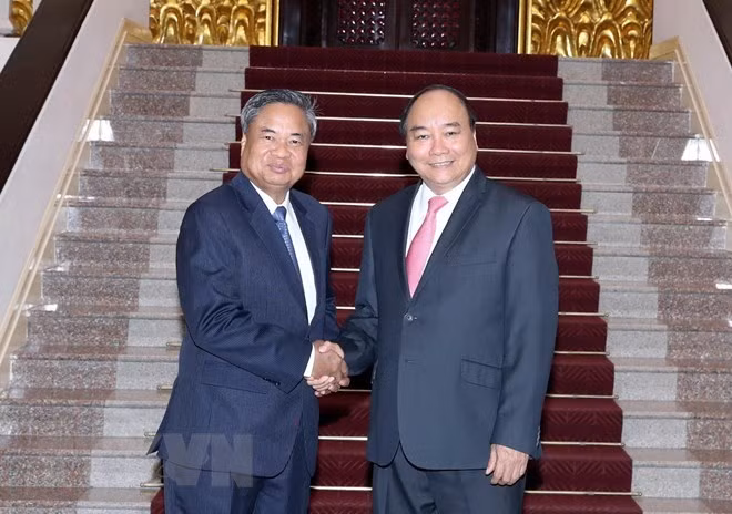 Premier vietnamita promete más apoyo en la capacitación del personal a Laos ảnh 1
