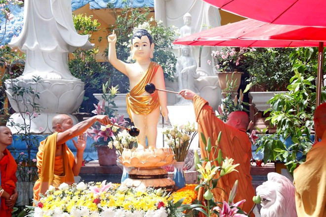 Comunidades vietnamitas en Laos y República Checa celebran Día de Vesak ảnh 1 Comunidades vietnamitas en Laos y República Checa celebran Día de Vesak ảnh 1