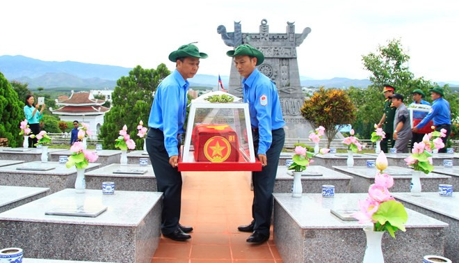 Entierran restos de combatientes vietnamitas caídos en Laos y Camboya ảnh 1